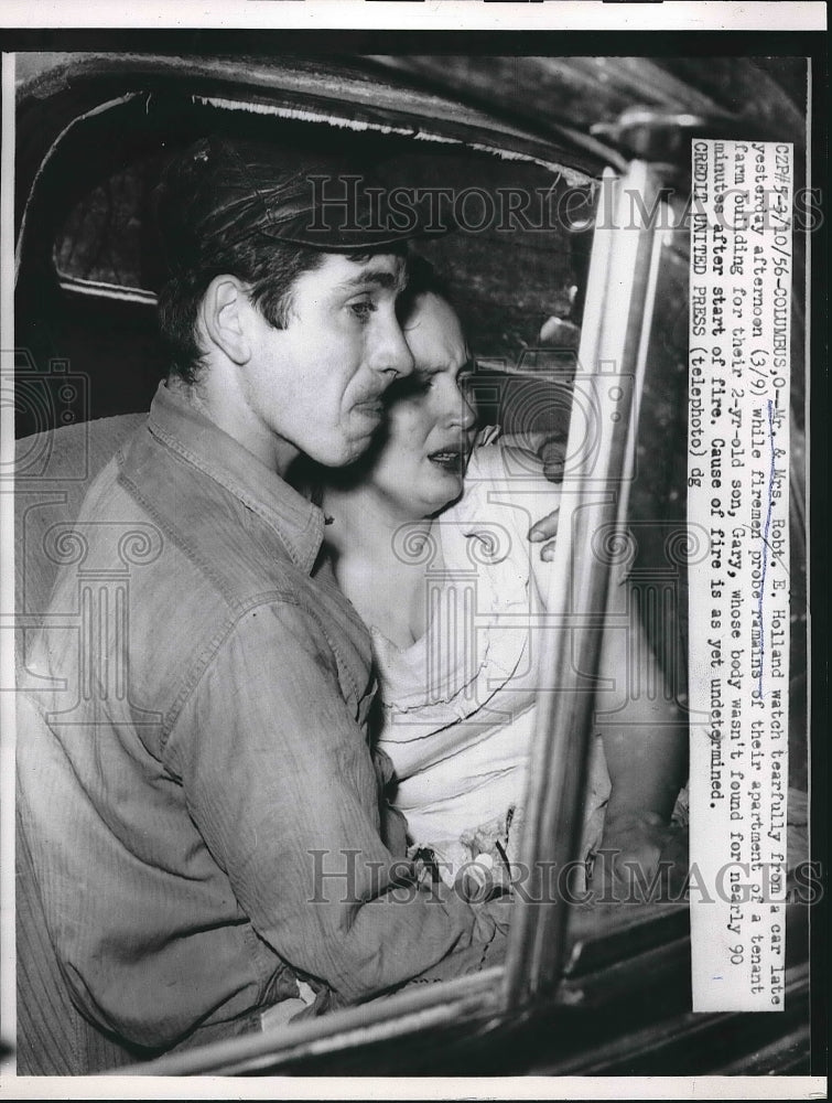1956 Press Photo Mr. & Mrs. Robert E. Holland Watching Firemen At Apartment - Historic Images