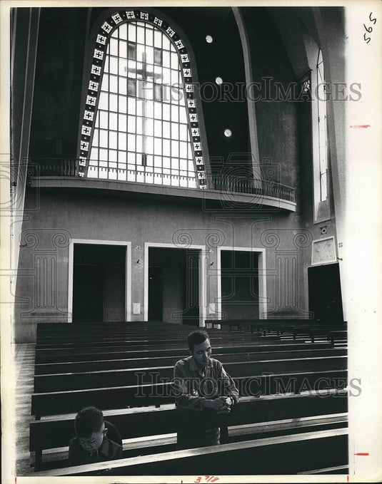 1970 A Father & Son Pray For Wife & Mother Killed During Crossfire - Historic Images