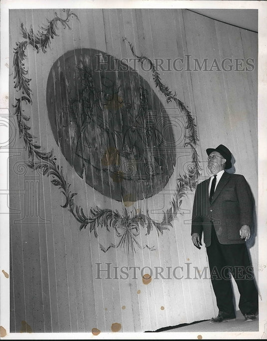 1954 Press Photo Ralph Walton In Charge Of Halle Branch Stores At Westgate - Historic Images