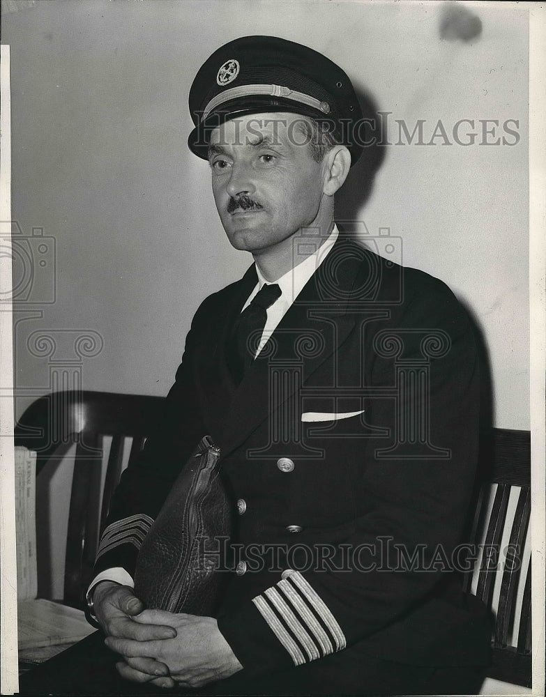 1939 Captain R.B. Hoffman Of Metha Nelson Sitting In Chair - Historic Images
