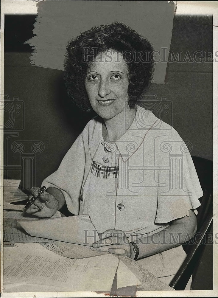 1933 Press Photo Mary E. Hughes At Her Desk In The Department Of Commerce - Historic Images