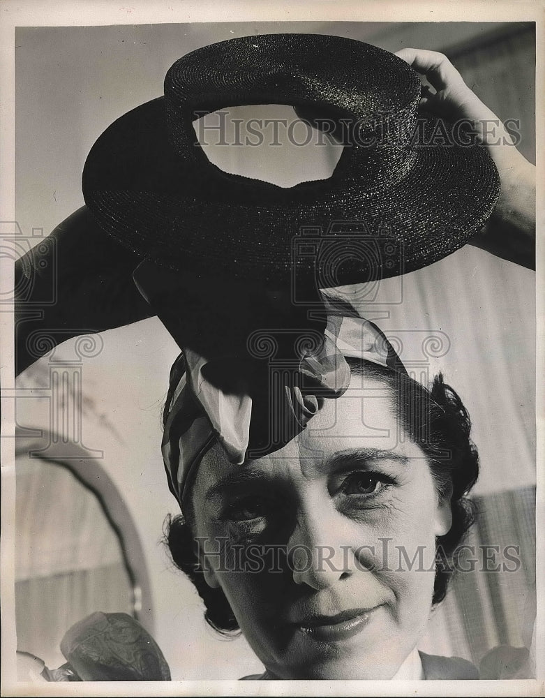 1940 Hat Showing Hold In Front Through Which Turban Bow Is Put - Historic Images