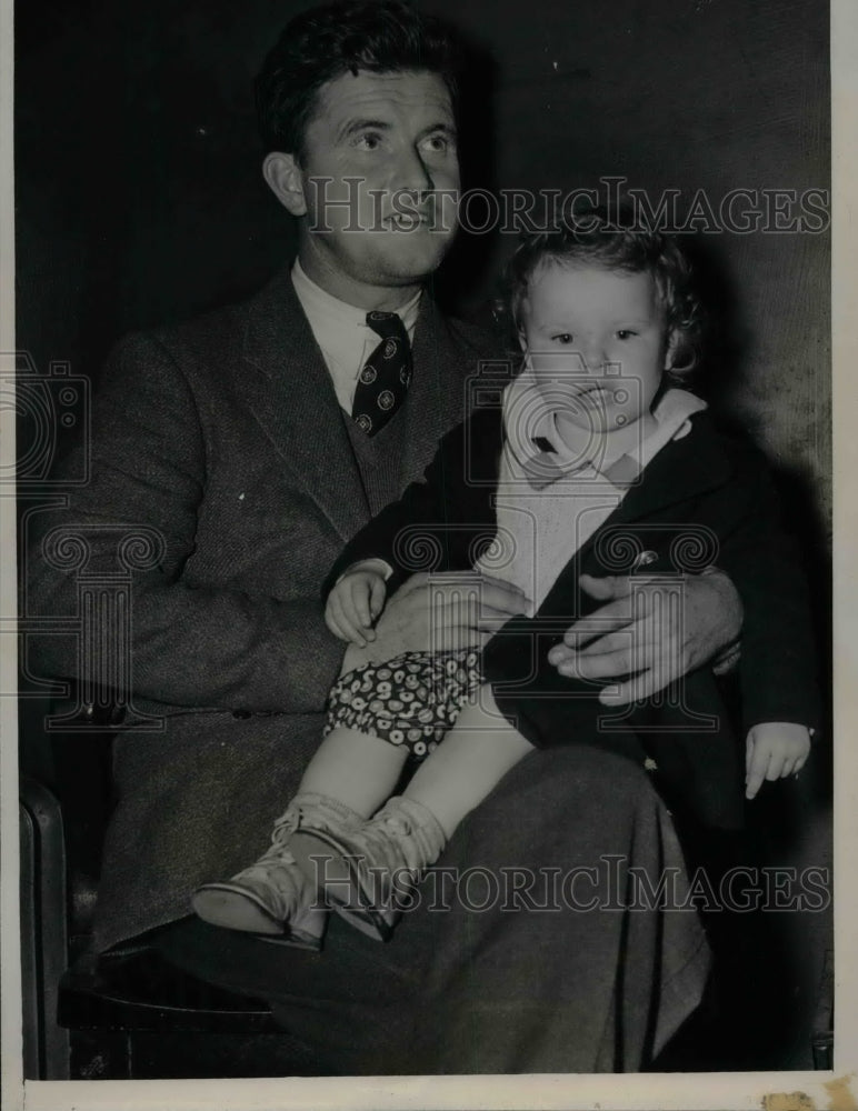 1937 Press Photo John Hayes charged with child-stealing his daughter, Patricia - Historic Images