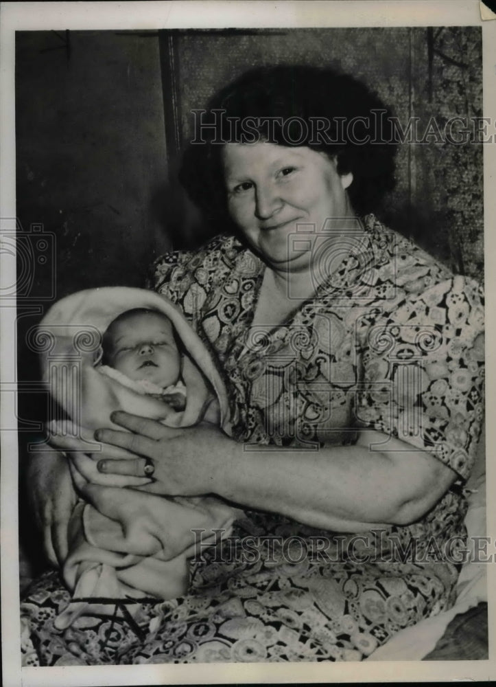 1938 Press Photo Mrs. Virginia Marguerite Heil with her 24th child, Patricia - Historic Images