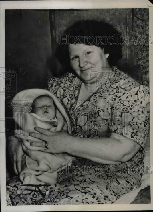 1938 Press Photo Mrs. Virginia Marguerite Heil with her 24th child, Patricia - Historic Images