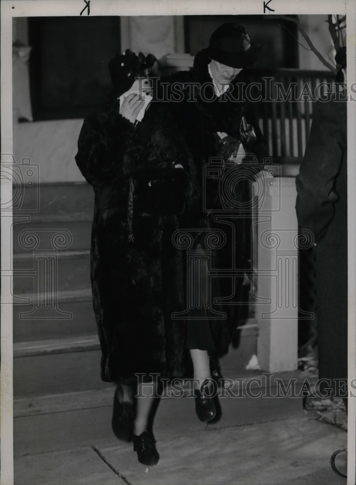 1937 Loretta Harynek &amp; mom Mrs Eugena harynek at funeral in Chicago - Historic Images