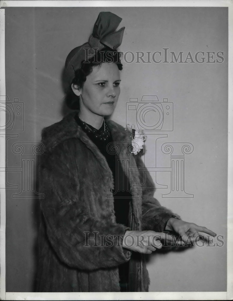 1940 LA, Calif, Mrs Elaine Huddle tells police of a shooting - Historic Images
