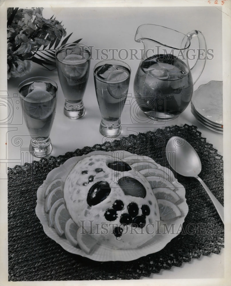 1959 Press Photo Frozen fruit salad &amp; iced tea for a hot day - nea69430 - Historic Images
