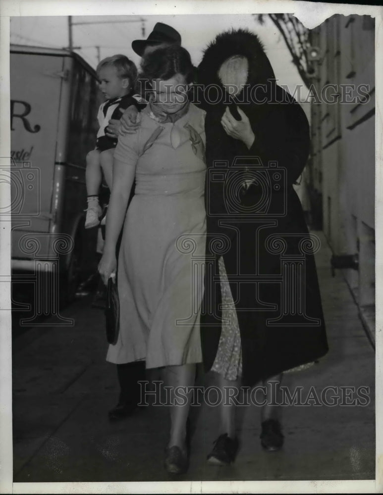 1938 Mrs Pauline Hall & Mrs Howard Krill after beating by husband - Historic Images