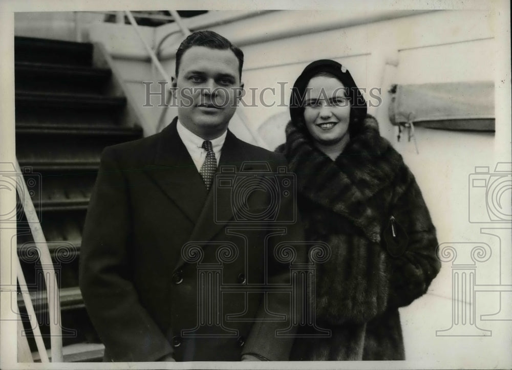 1931 Mr &amp; Mrs Jordan Mott Arrive In New York Aboard SS Aquitania - Historic Images