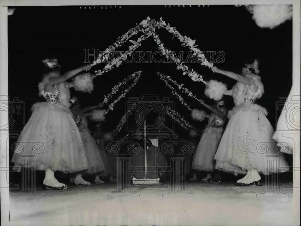 1934 Press Photo Skater Sonja Henie Rehearses For Bellvue Social Service - Historic Images