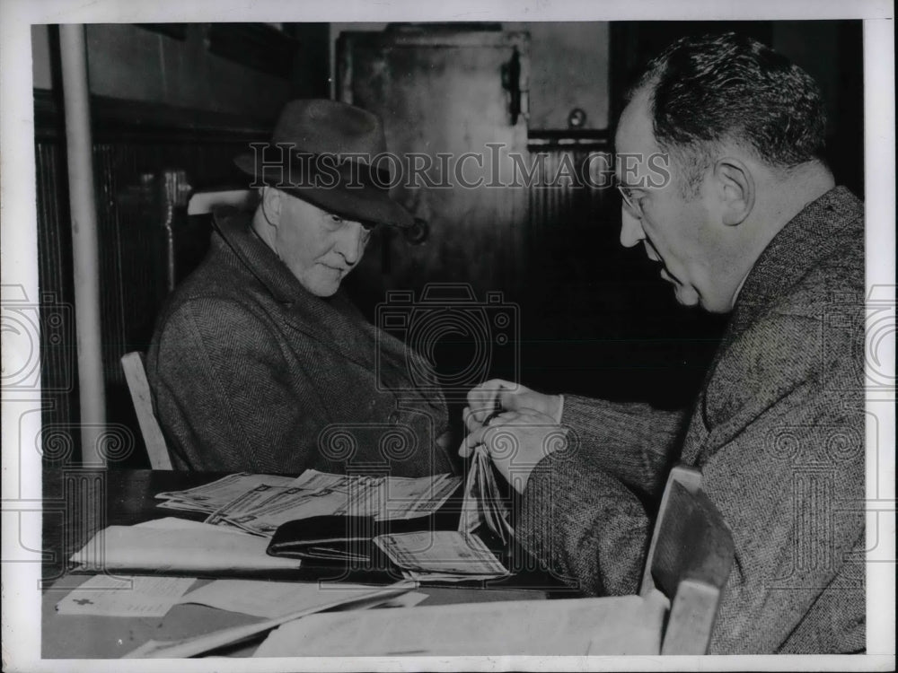 1946 Press Photo George Kornbar counts George Howden&#39;s money - nea69586 - Historic Images