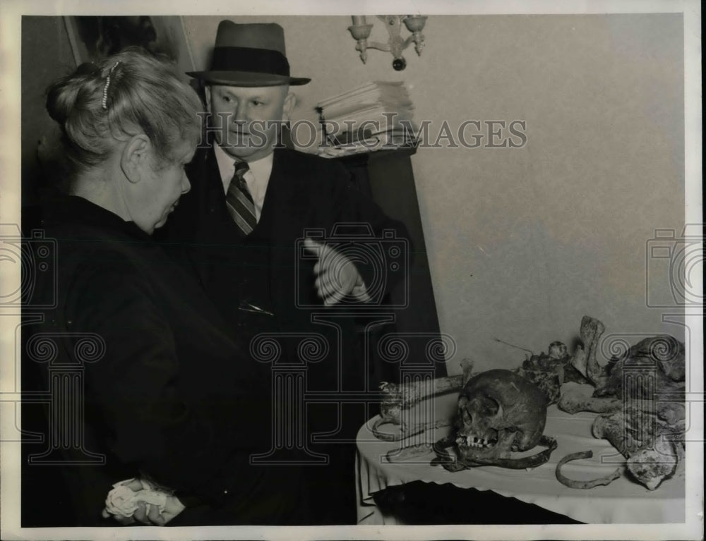 1938 Ark sheriff JT Thompson arrests Mrs CT Hebner for murder - Historic Images