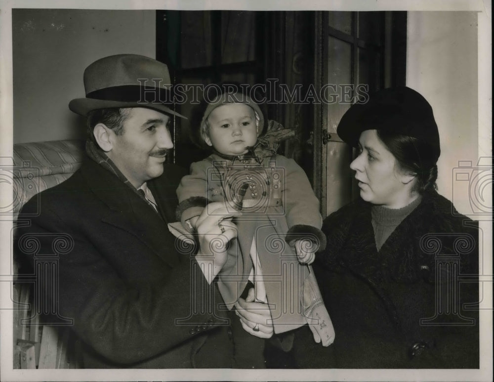 1939 Mr &amp; Mrs Bruno Asanski &amp; daughter Elizabeth in NYC  - Historic Images