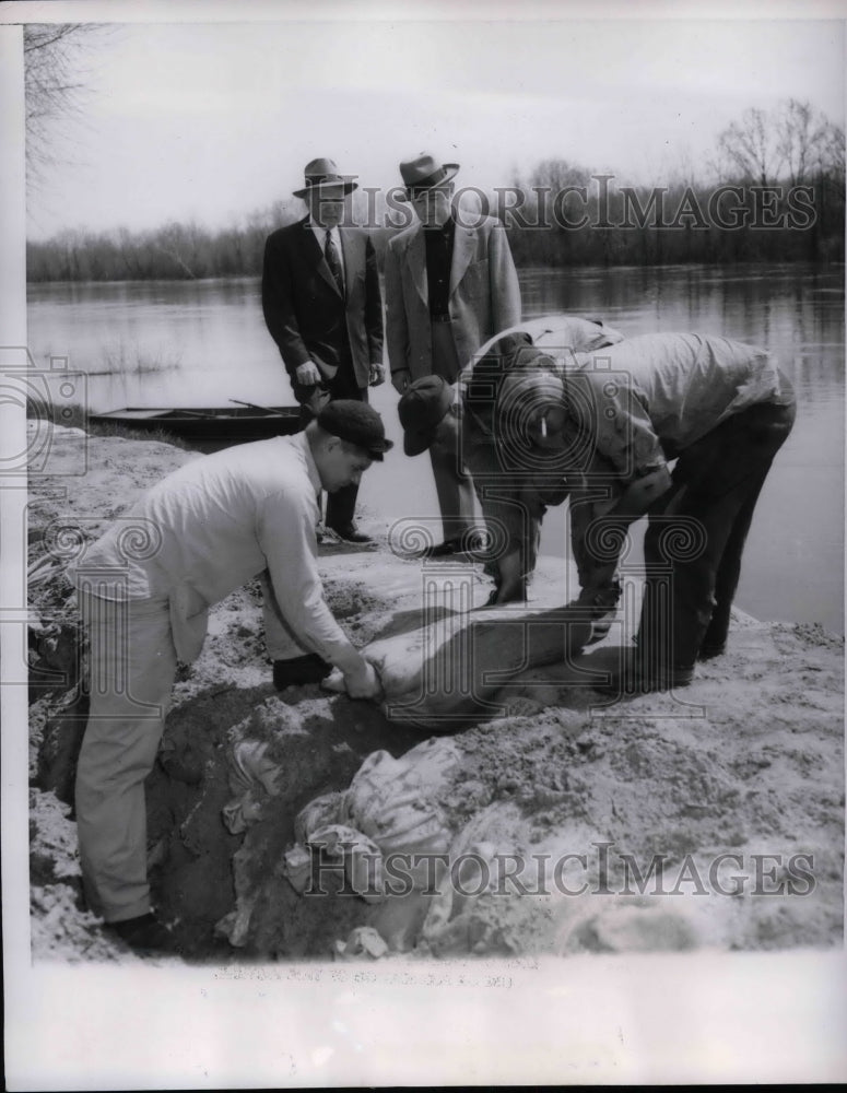 1952 Clinton, Iowa Mayor RR Allison, EJ Ansalman & flood workers - Historic Images