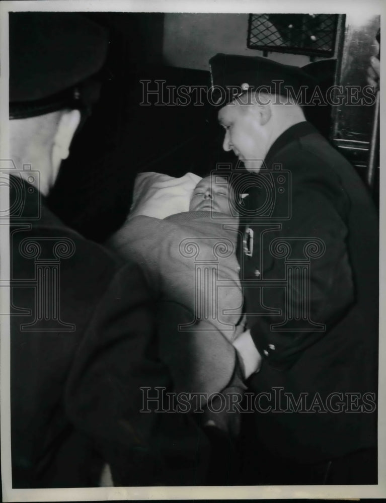 1941 Press Photo Chicago, Ill. policeman W Moriarity removed to a hospital - Historic Images
