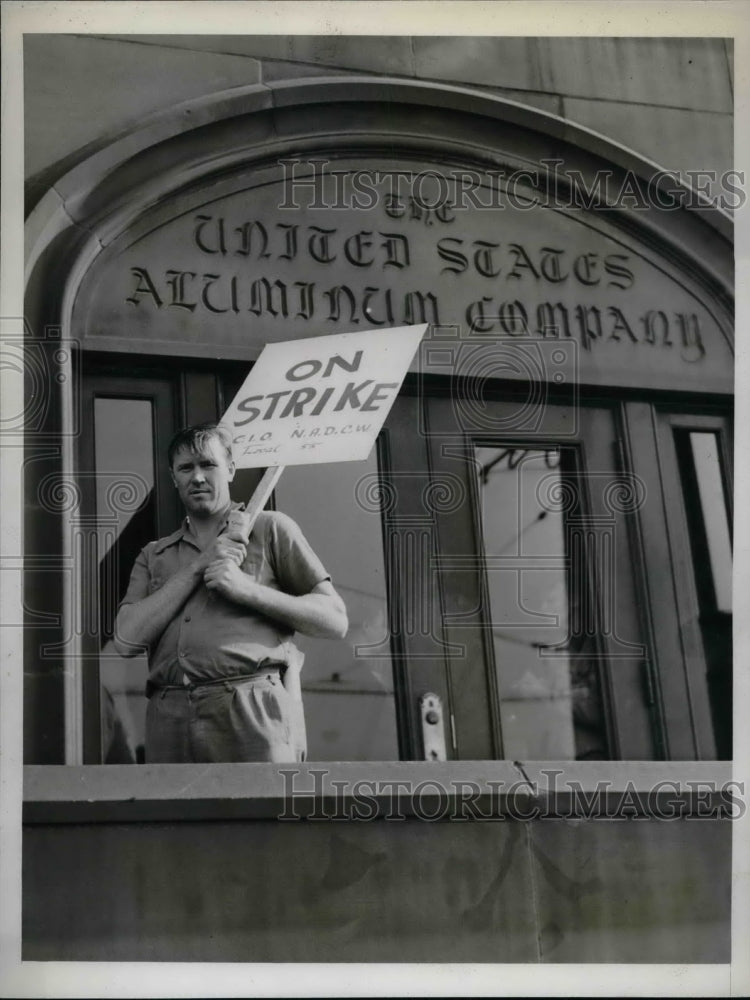 1941 Aluminum Co. in Cleveland, Ohio workers on strike  - Historic Images