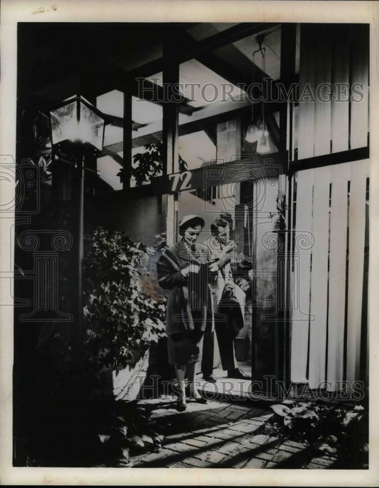 1959 Press Photo A couple in the dorrway of their Cleveland, Ohio home-Historic Images