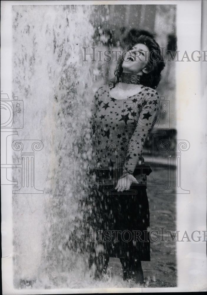 1970 Sherry Arber in fountain at Seagram bldg in NYC  - Historic Images