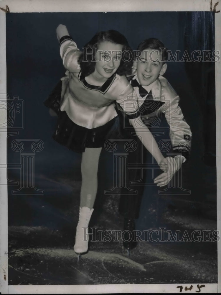 1945 Press Photo Jr pairs skaters H.A. Jenkins &amp; sister Nancy Sue - Historic Images