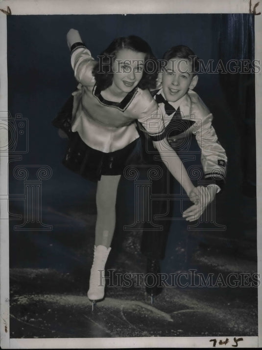 1945 Press Photo Jr pairs skaters H.A. Jenkins & sister Nancy Sue - Historic Images