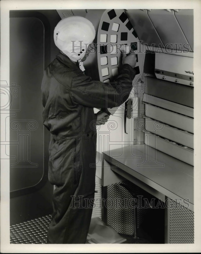 Press Photo USAF Aeronautical mockup of Space Kitchen - Historic Images