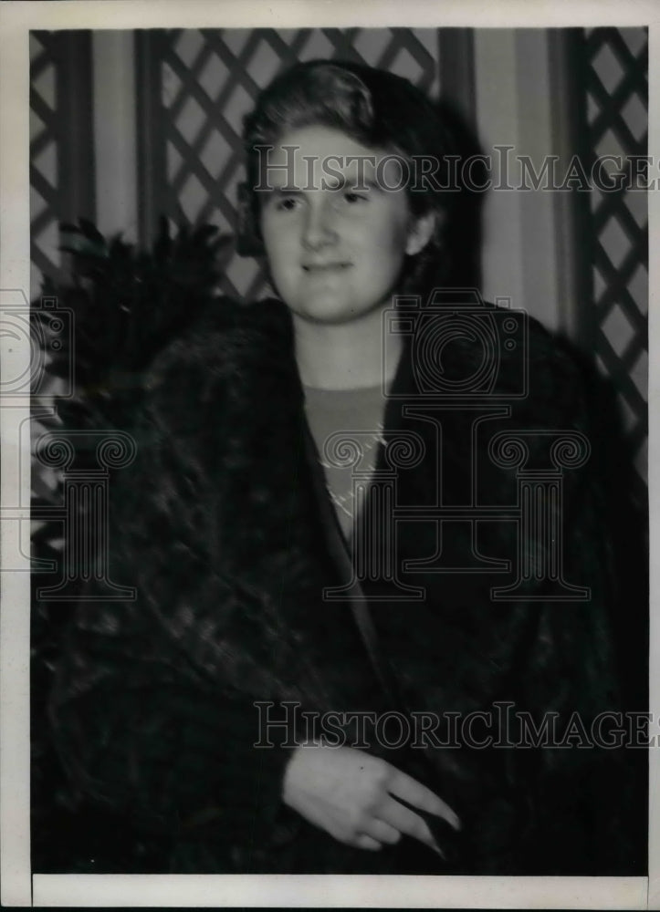 1938 Viscountess Hinchingbrooke on SS Aquitania  - Historic Images