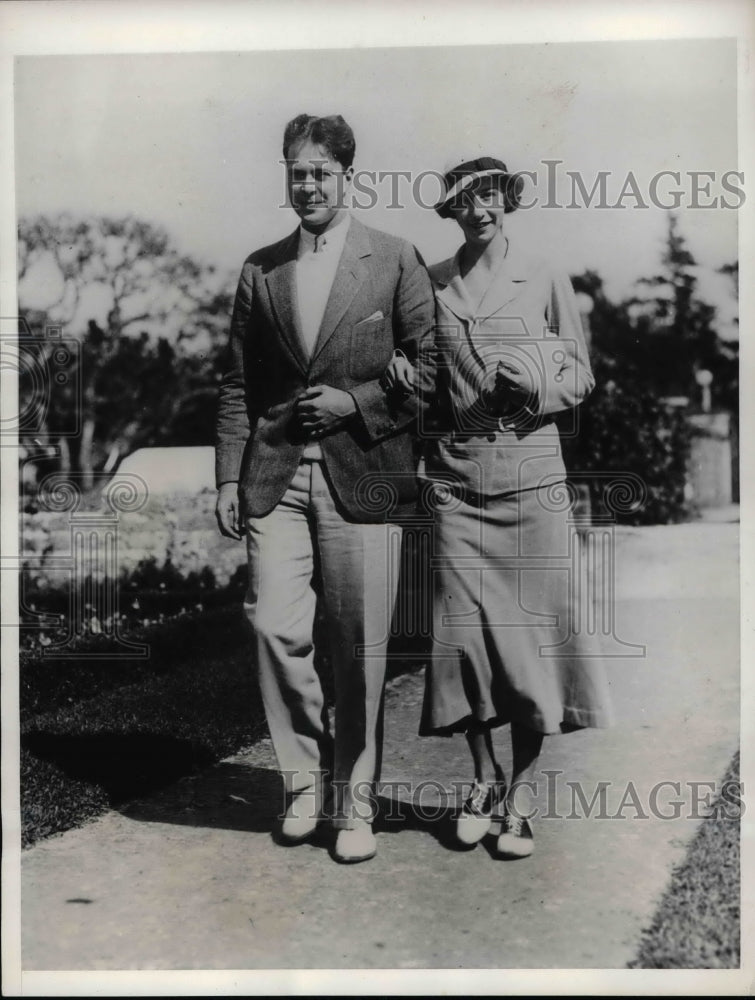 1933 Mr. &amp; Mrs. Joseph Quarles Jr. vacationing at Hotel Bermudiana - Historic Images