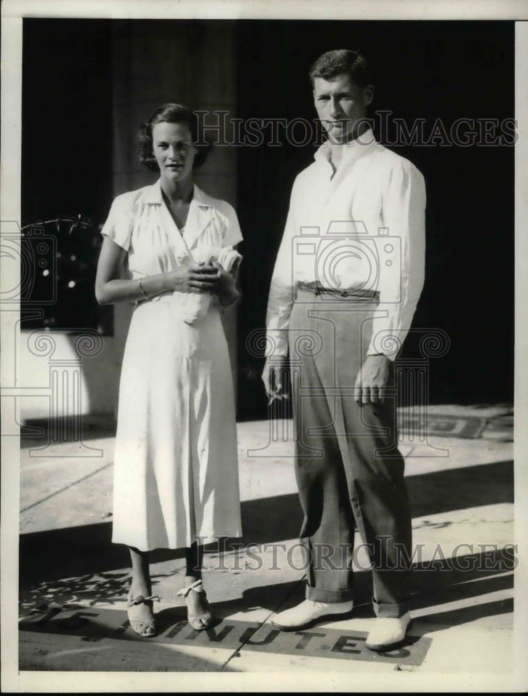 1933 Mr &amp; Mrs James Knotthoneymoon at Palm Beach, Fla.  - Historic Images