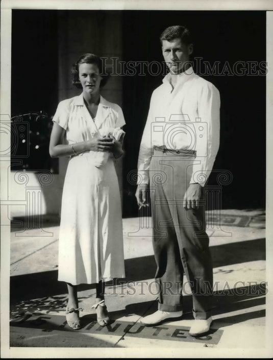 1933 Mr & Mrs James Knotthoneymoon at Palm Beach, Fla.  - Historic Images
