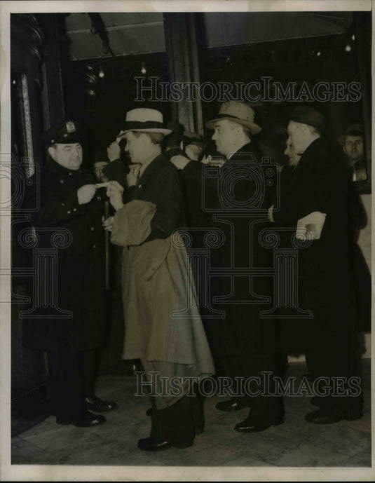 1940 No one could leave the Mills Hotel unless they had a white slip - Historic Images