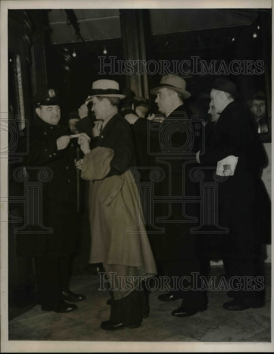 1940 Press Photo No one can leave the Mills Hotel unless they have a white slip - Historic Images