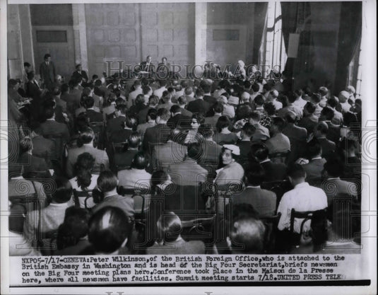 1955 Peter Wilkinson, British Foreign Office, briefs newsmen - Historic Images