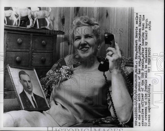 1968 Press Photo Mrs Robert Harris & Son Lt Commander Stephen Harris - Historic Images