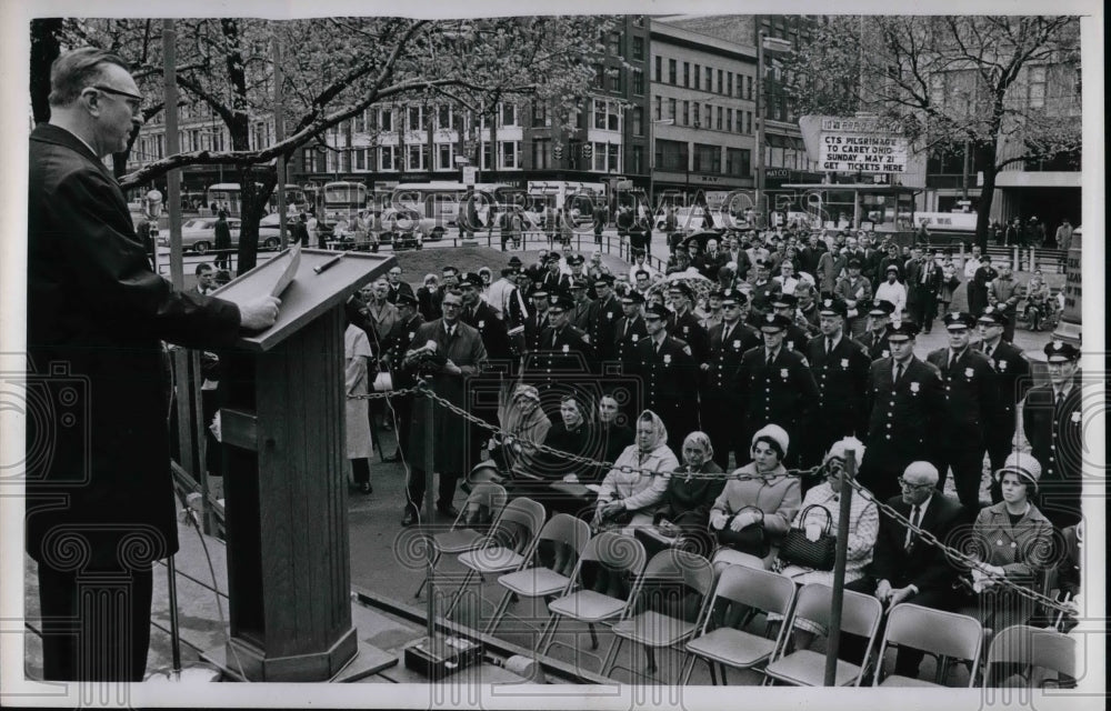 1967 Press Photo Man Addressing the Crowd - Historic Images