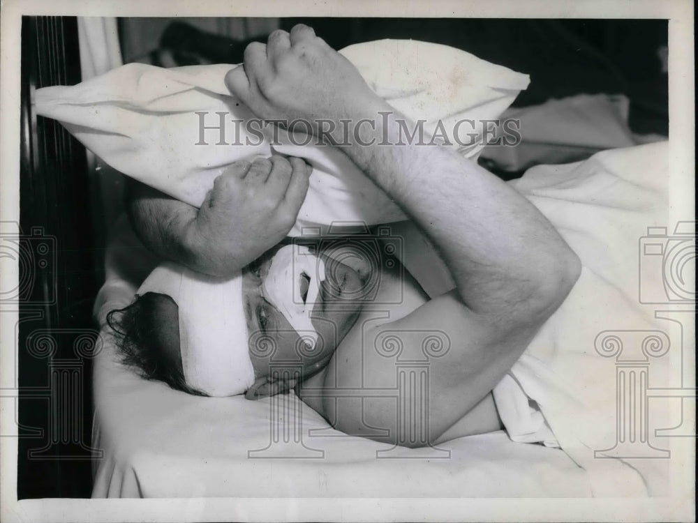 1944 Mayor Hartley Knox hospitalized after TWA Airline crash in Van - Historic Images