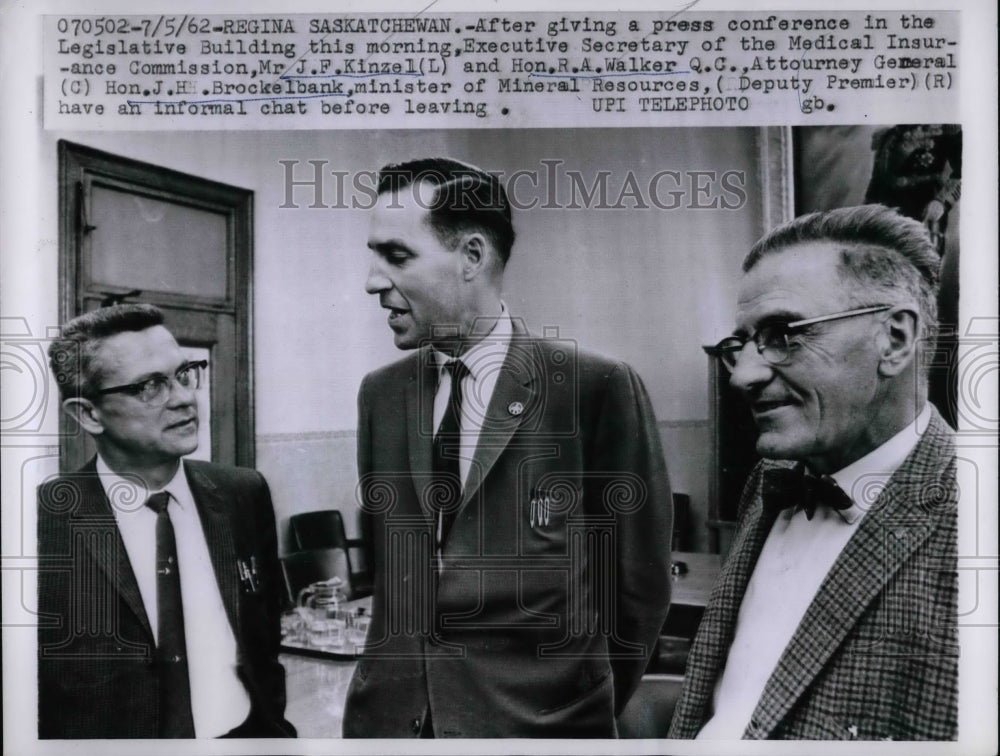 1962 Press Photo Mr.J.F. Kinzel after press Conf. at Legislative Bldg in Regina. - Historic Images