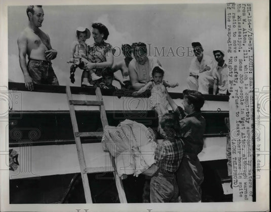 1951 300 people refuse to leave their homes & move to safety in - Historic Images