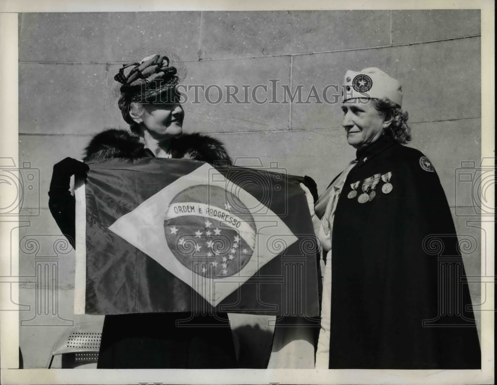 1941 Press Photo Anita Marques holding Brazilian Flag as she talks with Mrs. - Historic Images