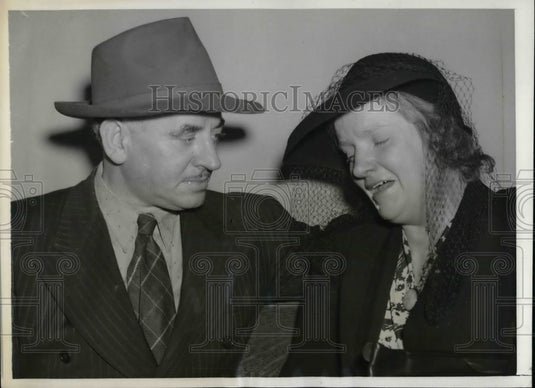 1941 Thomas Martin comforting his wife Ada after daughter was slain - Historic Images