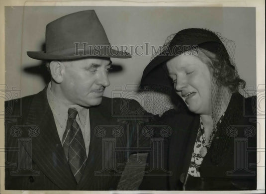 1941 Press Photo Thomas Martin comforting his wife, Ada after their daughter-Historic Images