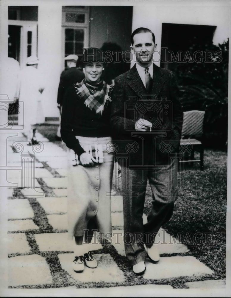 1935 Mr and Mrs.Frank E. Hodson spend winter Vacation in Bermuda. - Historic Images