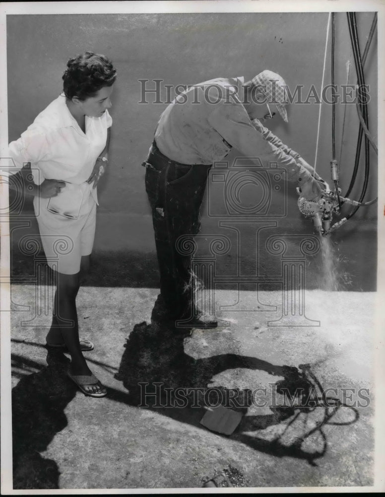 1959 Press Photo Mrs Velma Uhl &amp; Mr Uburger spray fiberglass resin - Historic Images