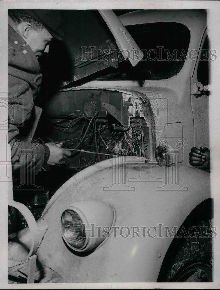 1968 Press Photo A man works on broken hood hinge of a auto - Historic Images