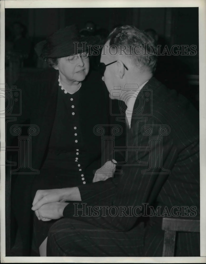 1941 San mateo, Calif. Mrs Ann Holmes &amp; defendant son John at trial - Historic Images