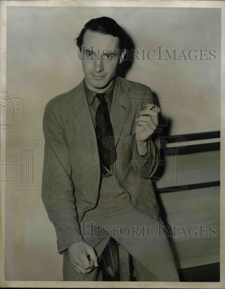 1941 James Humphries, British Squadron Leader to join Canadien - Historic Images