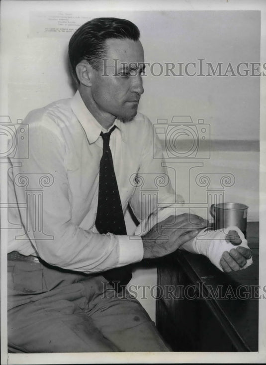 1941 William J. Hayes in custody for murder in Chicago  - Historic Images