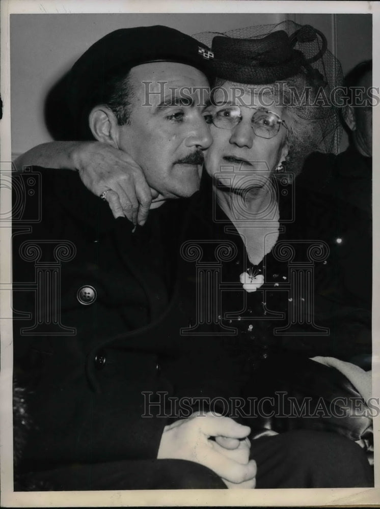 1945 Seaman William P Kelly & sister Mrs C Quigley in NYC - Historic Images