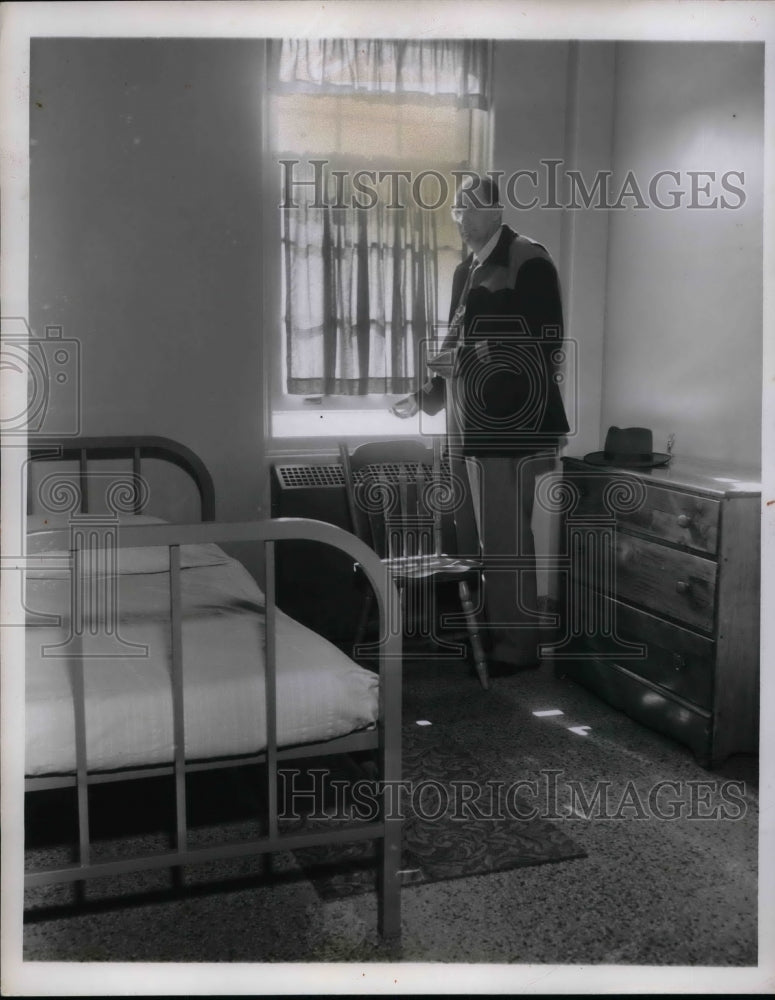 1952 Frank Ausperk in patient room at Hawthornden Hospital - Historic Images