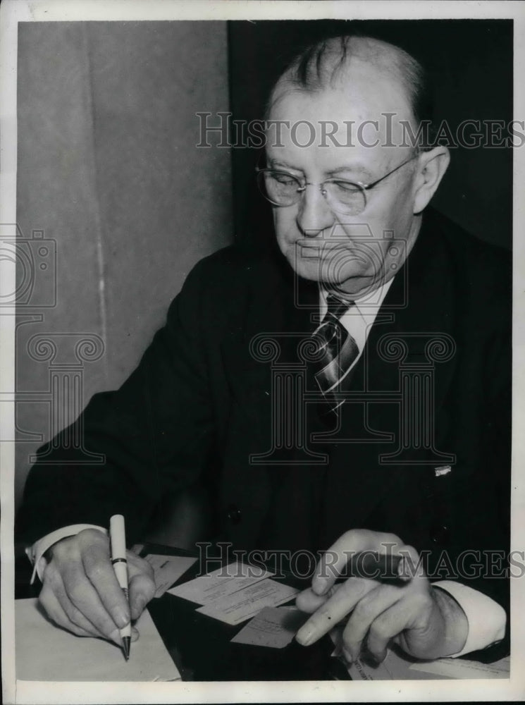 1941 Press Photo James H. Hammon, Optometrist, Pays For Column in Newspaper - Historic Images